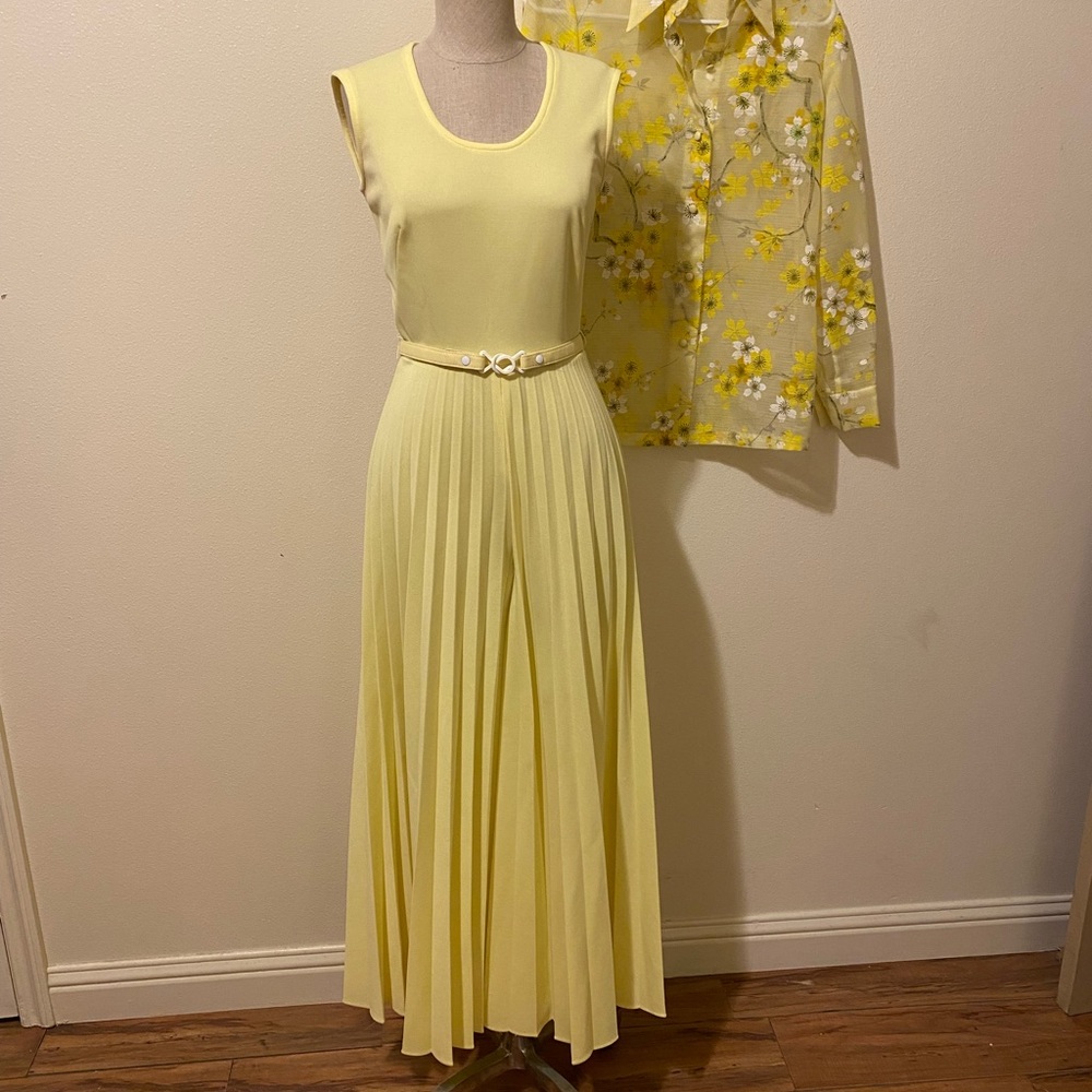 Vintage yellow jumper with floral top.